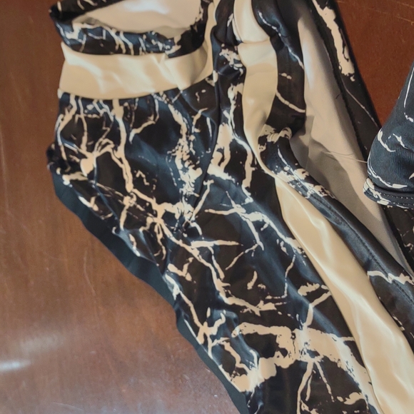 NWT 2 Piece Swimsuit by WENLY ZENG size L - Picture 6 of 9